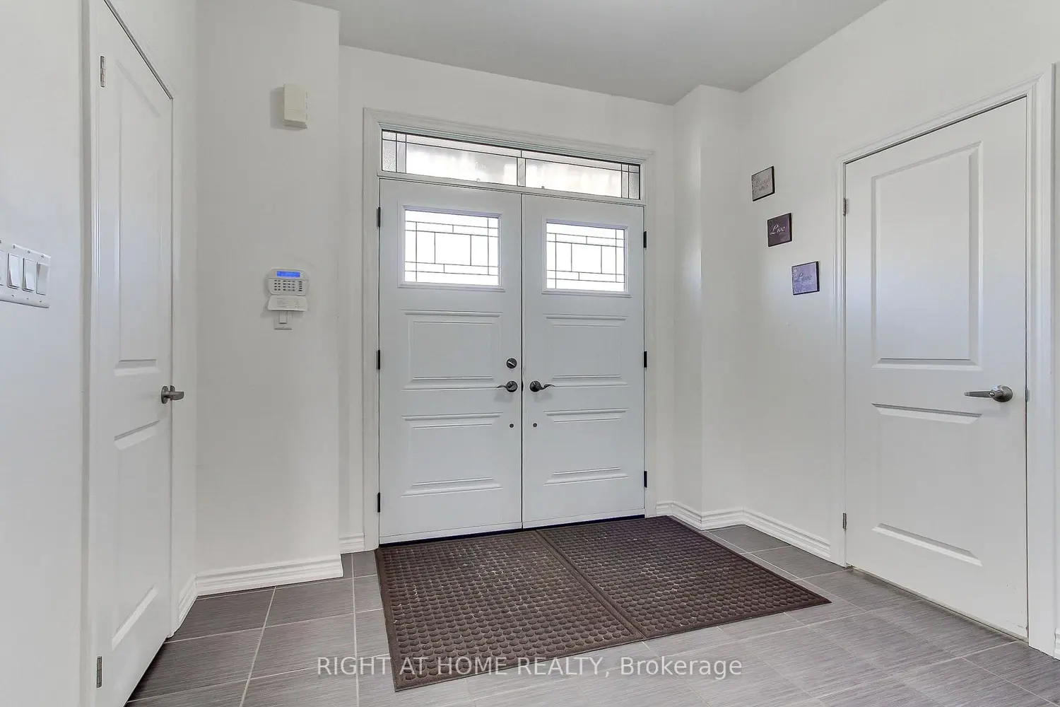 121 Hutchinson Drive photo 3