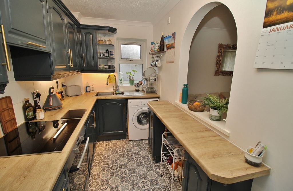 Additional image 2 of 2 bed flat for saleEmpire Court, East Street, Havant PO9