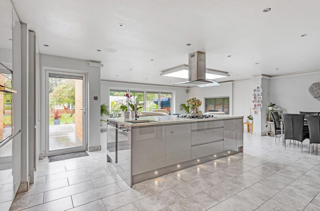 Additional image 3 of 5 bed semi-detached house for saleDelamere Road, Hayes UB4