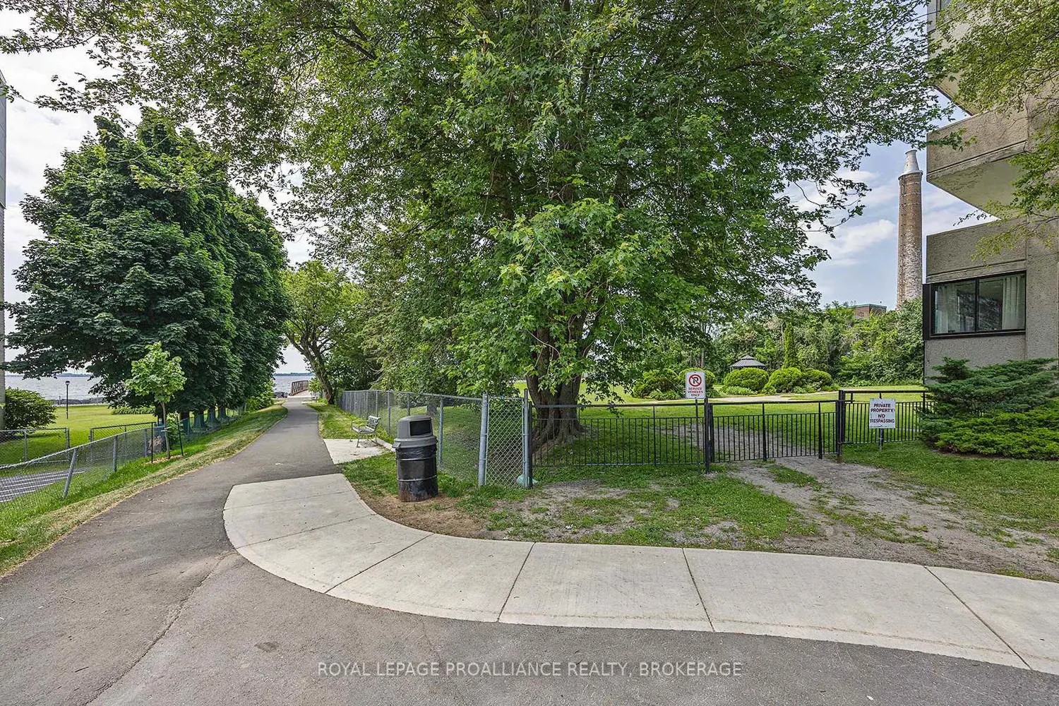 2 Mowat Avenue 903