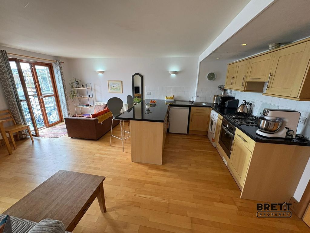 2 bed flat for saleSovereign House, Nelson Quay, Milford Haven, Pembrokeshire. SA73 photo 3