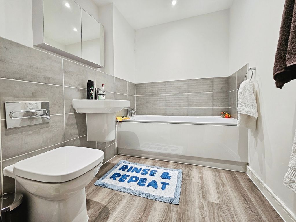 Additional image 10 of 2 bed flat for saleStation Road, Hook, Hampshire RG27