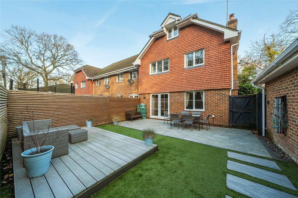 Additional image 10 of 5 bed semi-detached house for saleKingsbridge End, Hook, Hampshire RG27