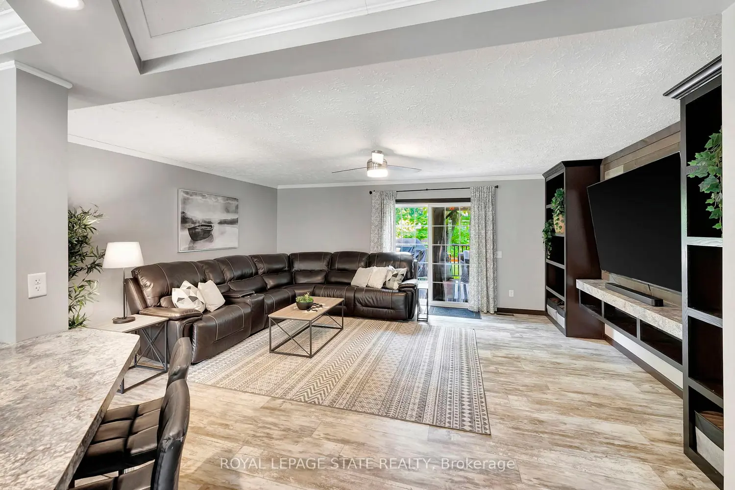 4881 Mapleview Crescent photo 3