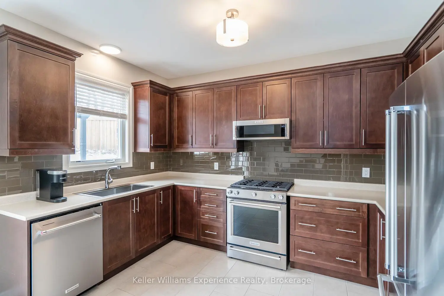 939 Stollar Place photo 5