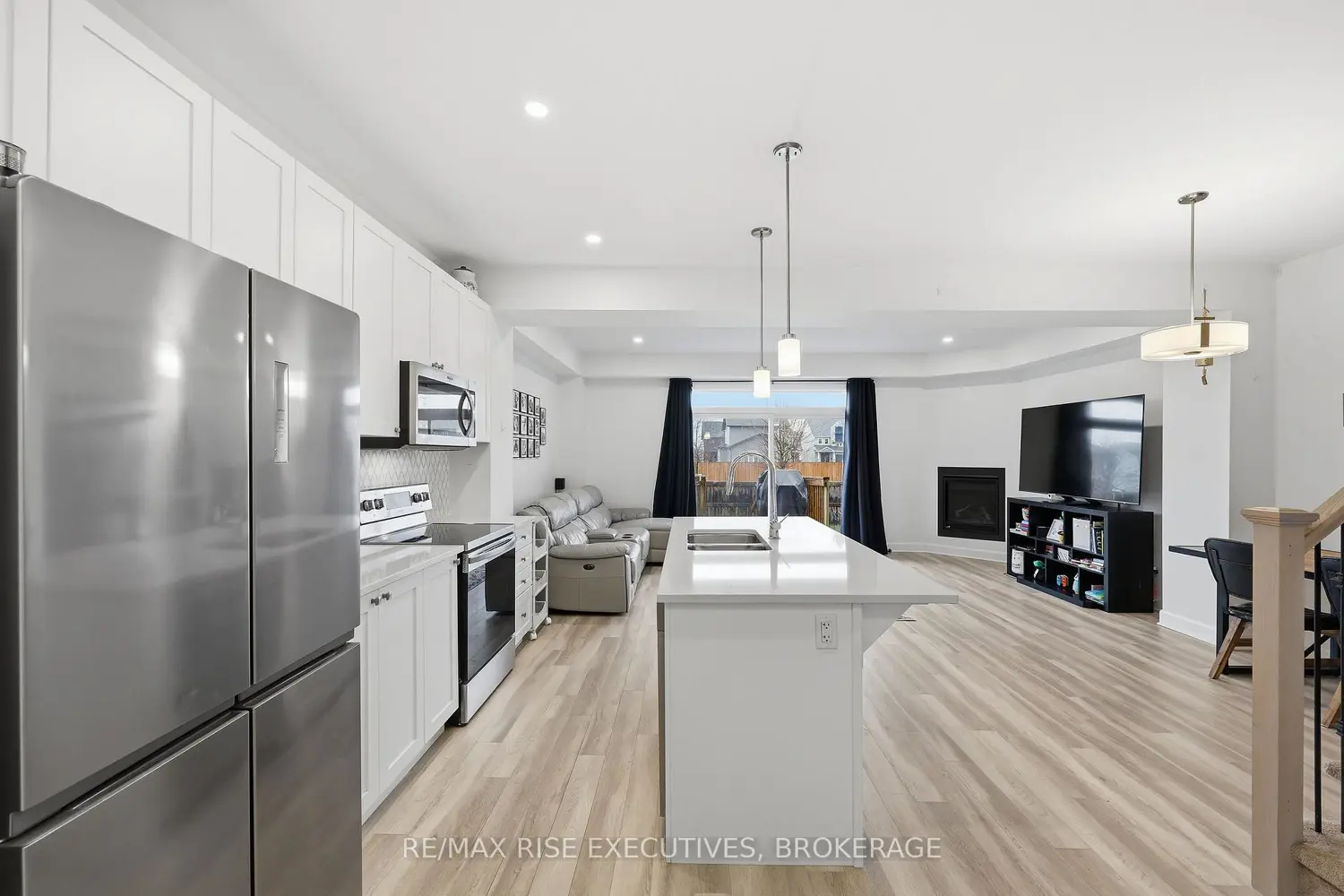 1538 Davenport Crescent photo 5