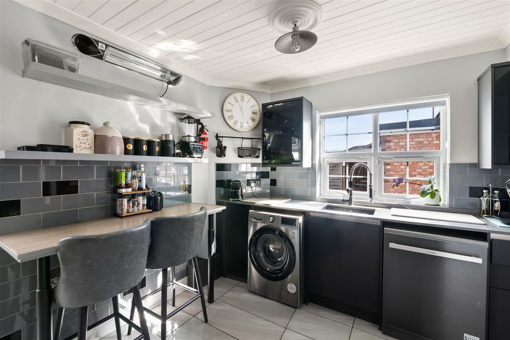 Additional image 18 of 5 bed semi-detached house for saleBotwell Lane, Hayes UB3