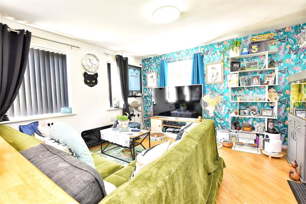 2 bed flat for saleSydney Barnes Close, Castleton, Rochdale, Greater Manchester OL11 photo 4