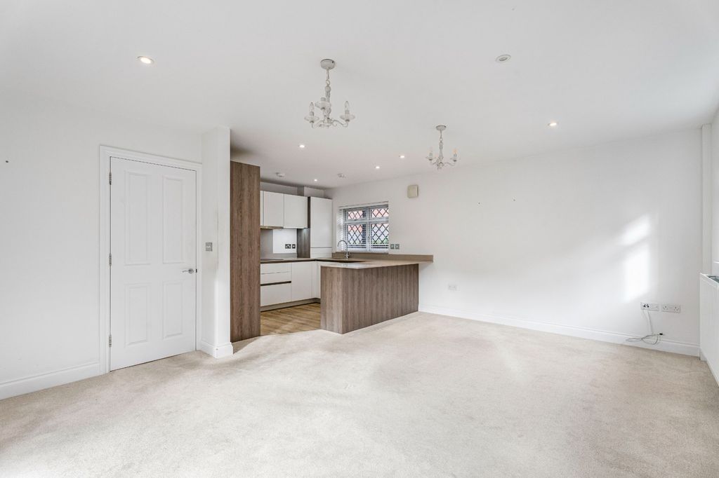 Additional image 5 of 2 bed flat for saleArden Grove, Harpenden AL5