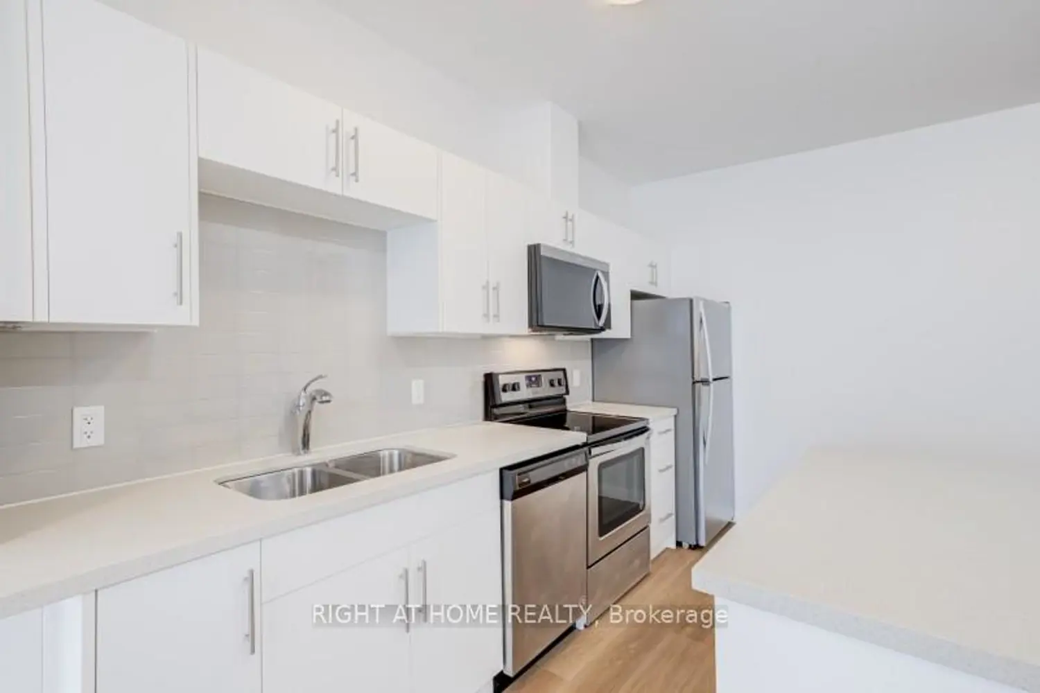 690 King Street 218 photo 2