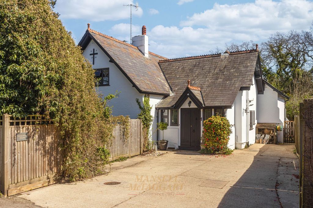 6 bed detached house for salePeeks Brook Lane, Horley RH6