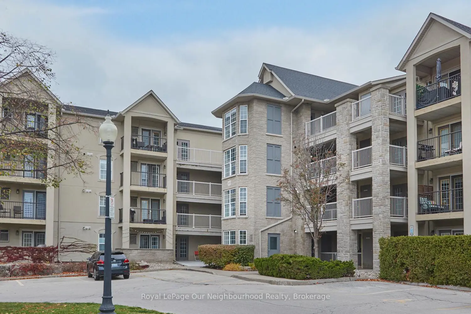 1431 Walkers Line 208