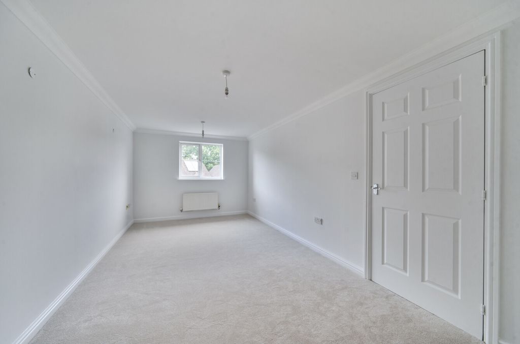 Additional image 4 of 2 bed flat for saleHaslemere, Surrey GU27