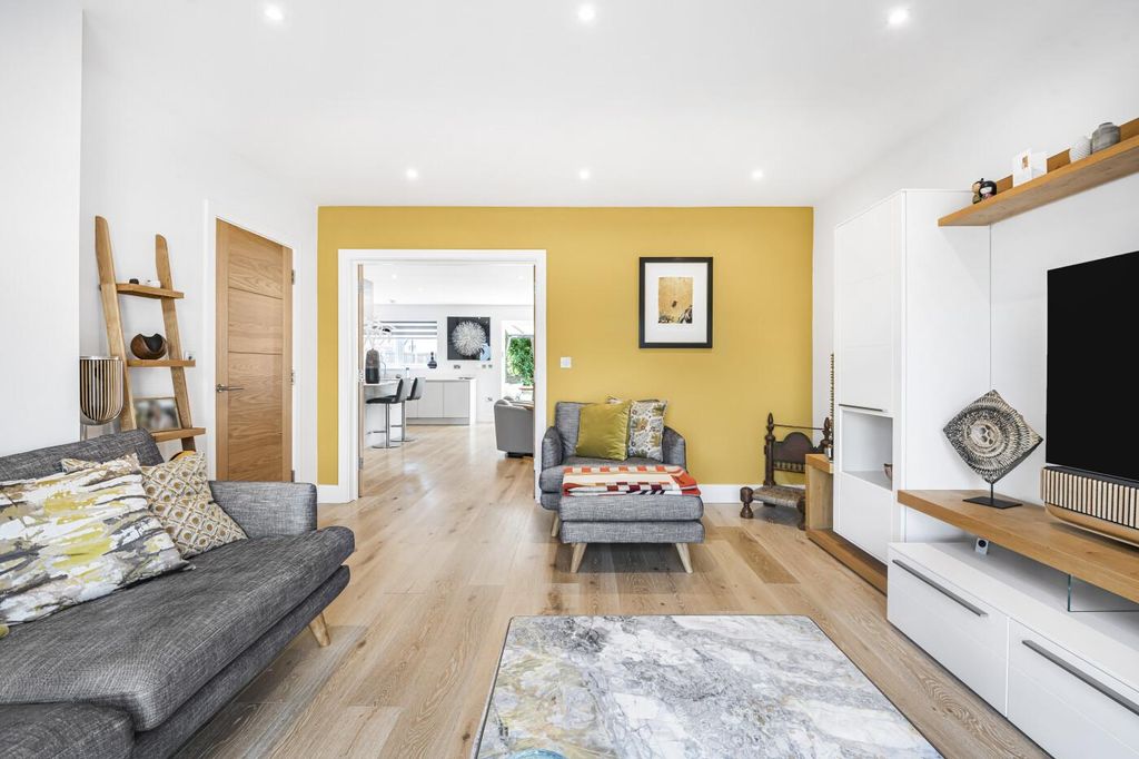 Additional image 2 of 3 bed detached house for saleFlint Close, Rotherfield Greys, Henley-On-Thames RG9