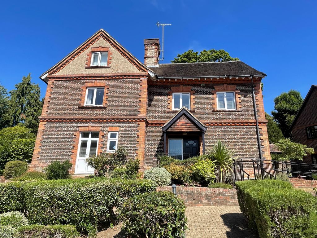 2 bed flat for saleChurch Road, Haslemere GU27