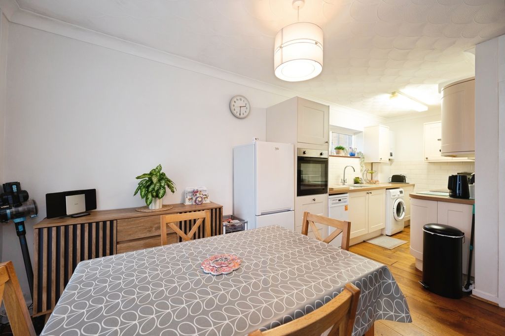 Additional image 9 of 2 bed flat for saleSouthwood Road, Hayling Island, Hampshire PO11