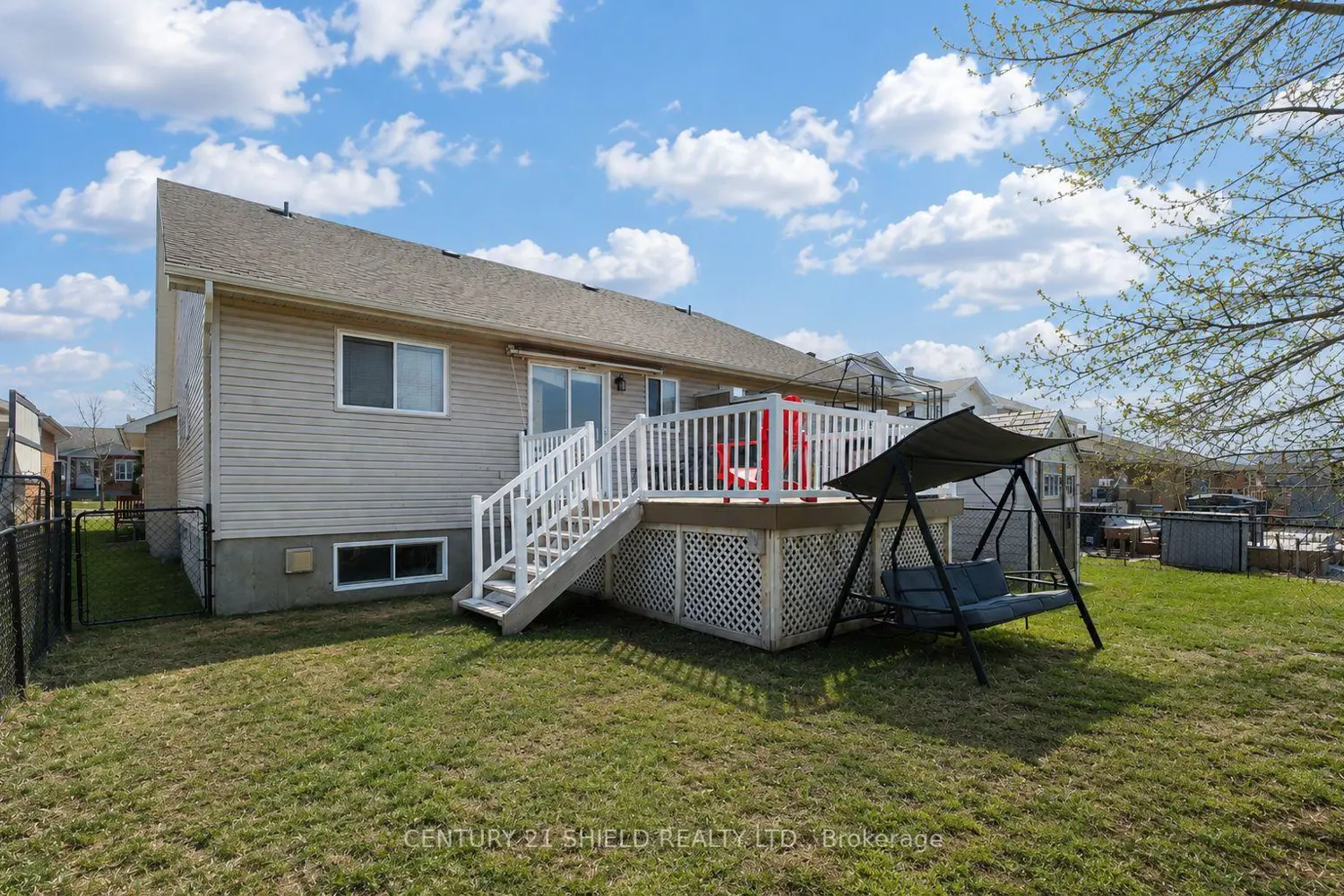 127 Hemlock Crescent photo 3
