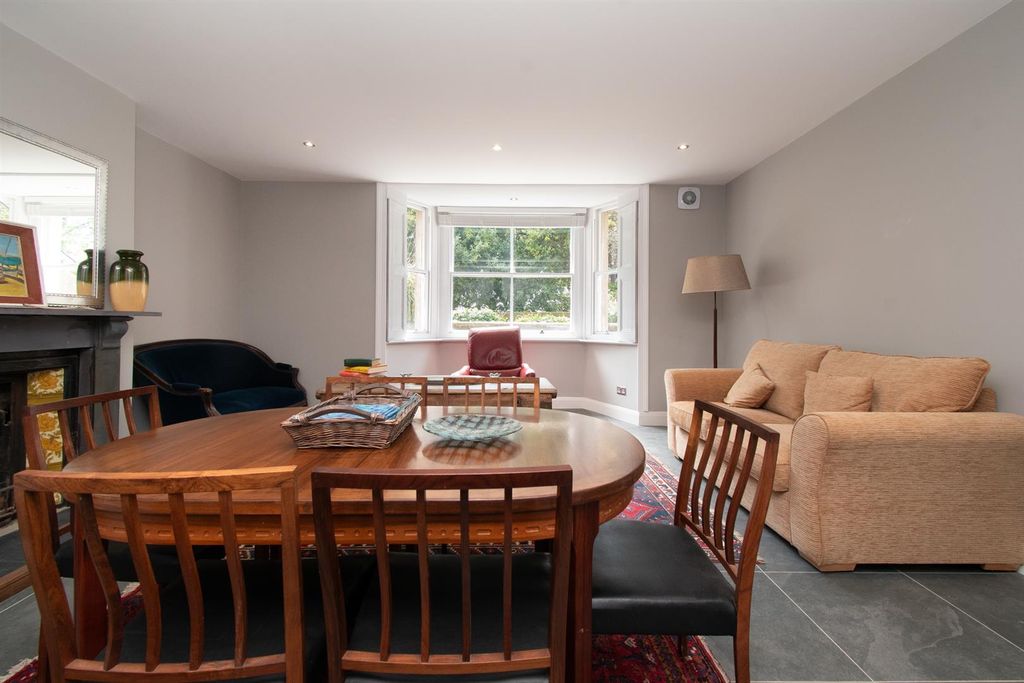 2 bed flat for saleThe Mount, St. Leonards-On-Sea TN38 photo 3