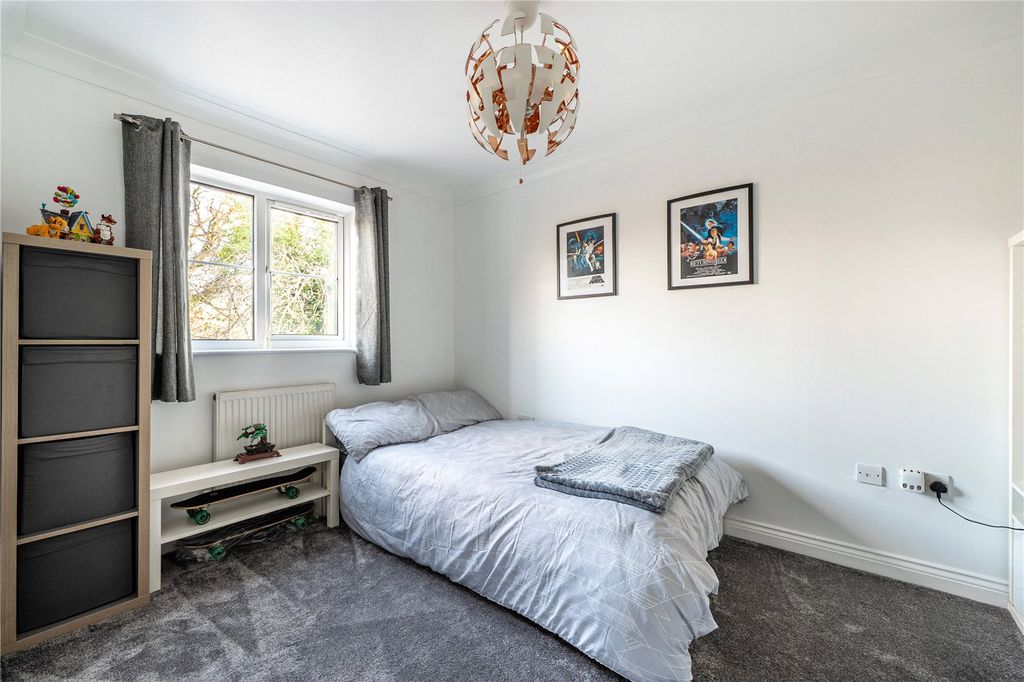 Additional image 18 of 5 bed semi-detached house for saleKingsbridge End, Hook, Hampshire RG27