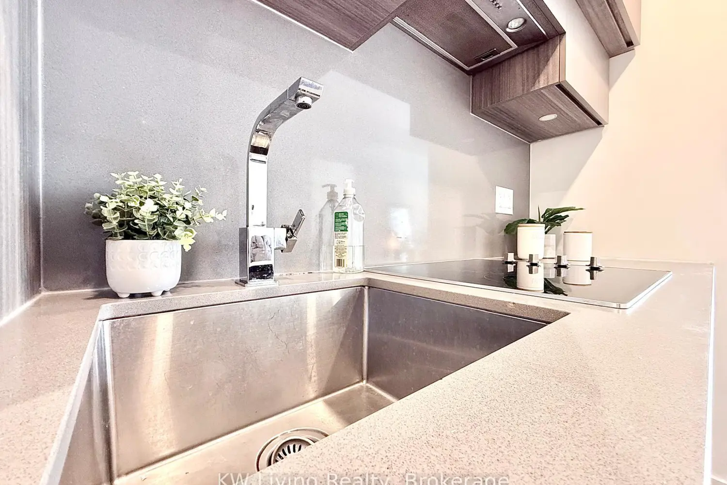 39 Roehampton Avenue 701 photo 3