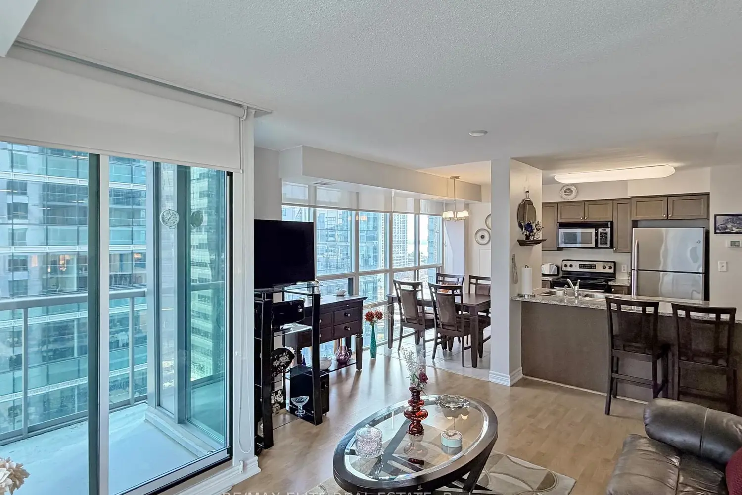 Additional image 19 of 30 Grand Trunk Crescent 1806