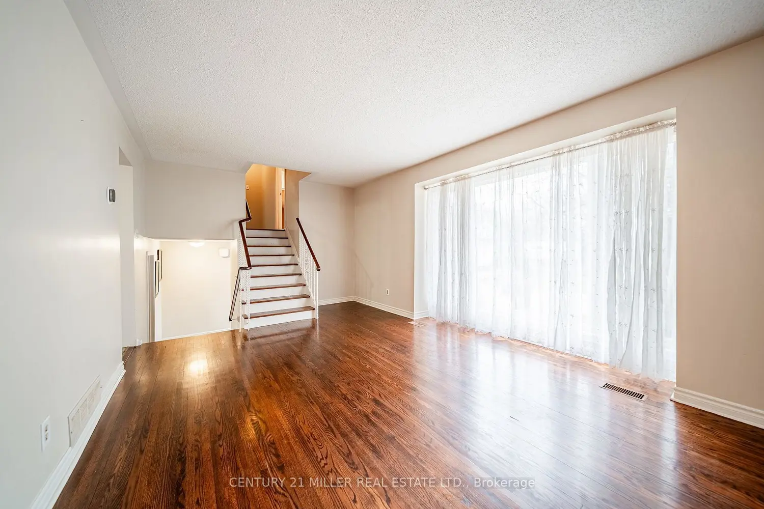 557 Trafford Crescent photo 3
