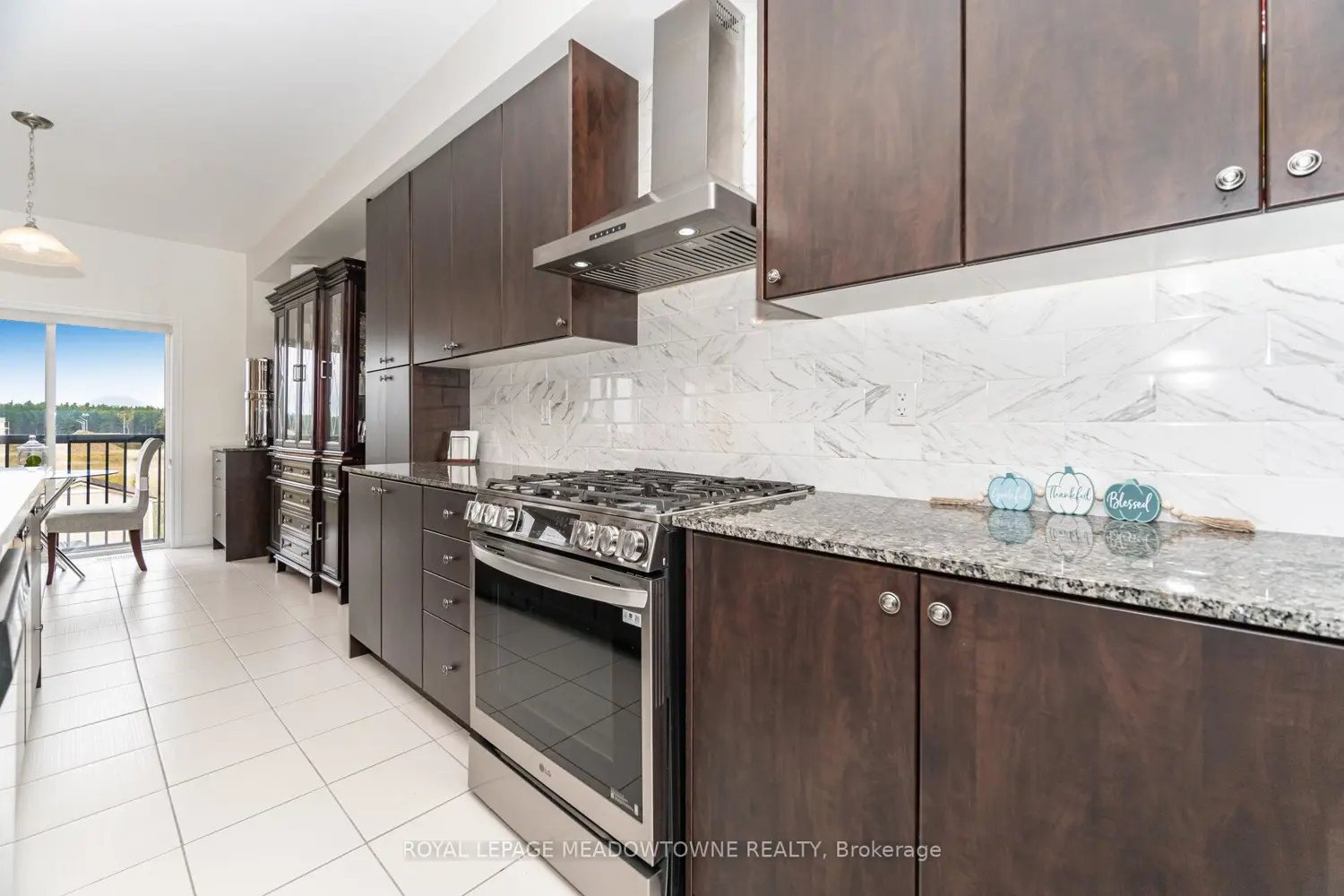 301 Ridley Crescent photo 4