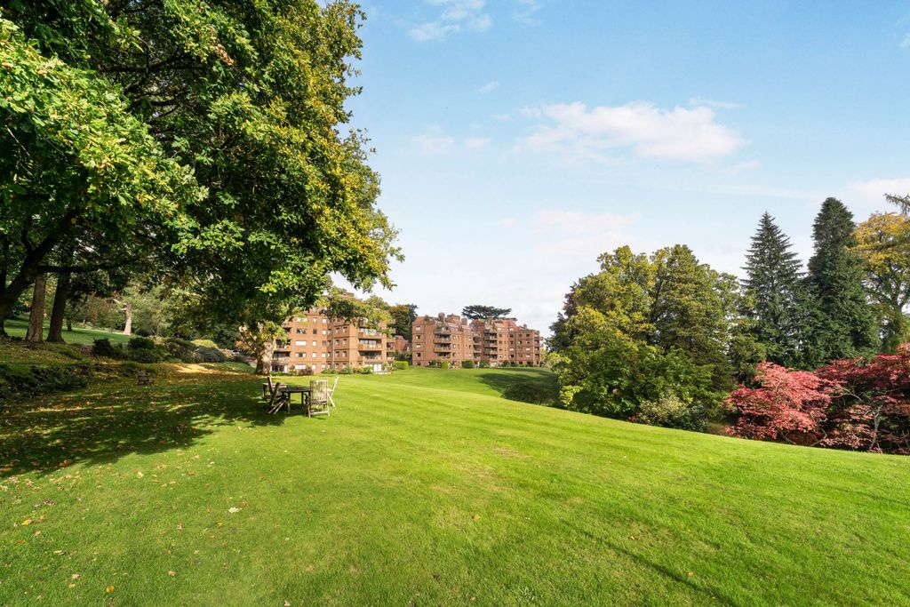 2 bed flat for saleLythe Hill Park, Haslemere GU27