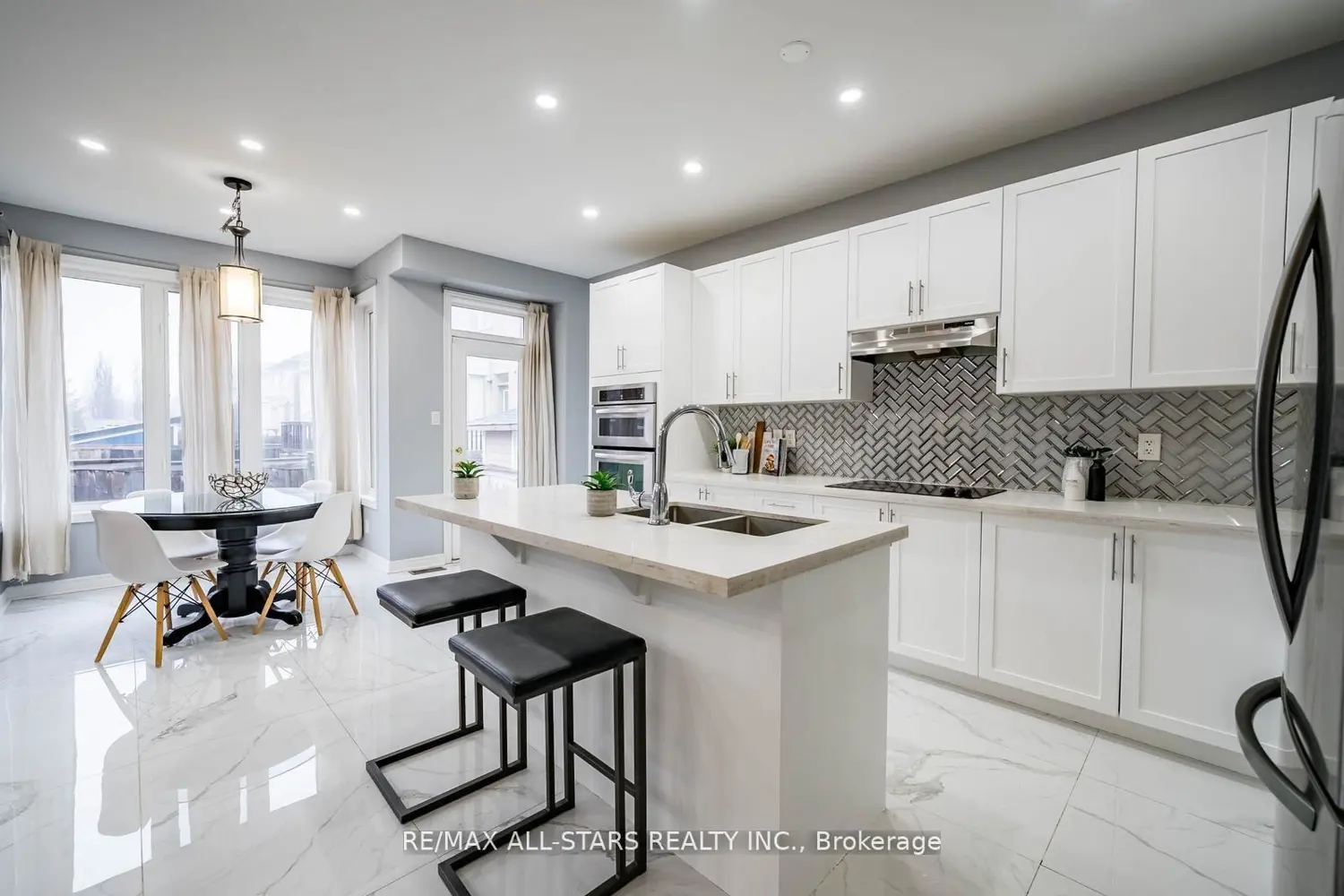 138 Yakefarm Boulevard photo 3