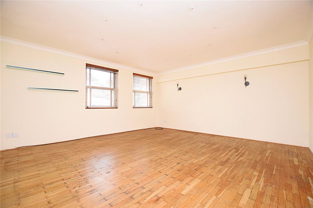 2 bed flat for saleDeerhurst Crescent, Hampton Hill TW12 photo 5
