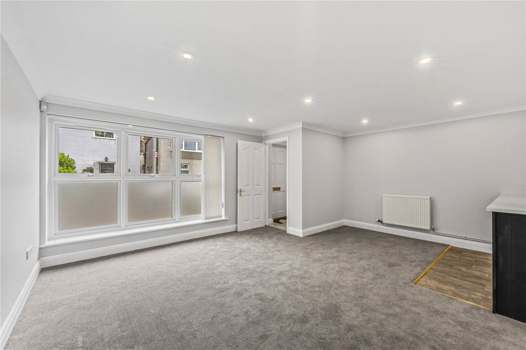 2 bed flat for saleThames Street, Hampton TW12 photo 4