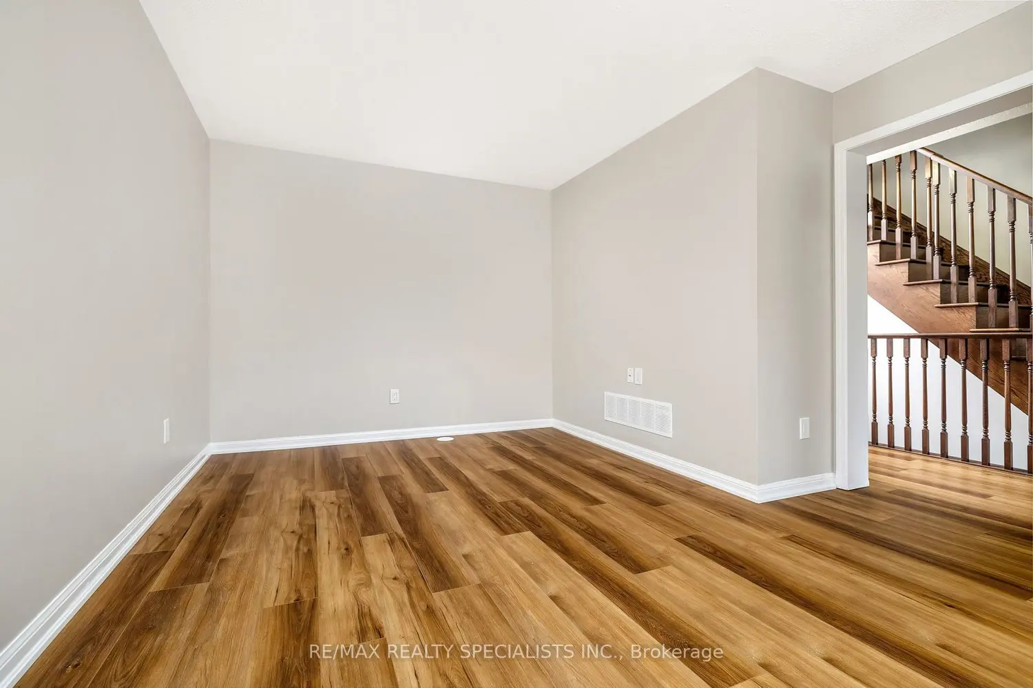 562 Pharo Point photo 5