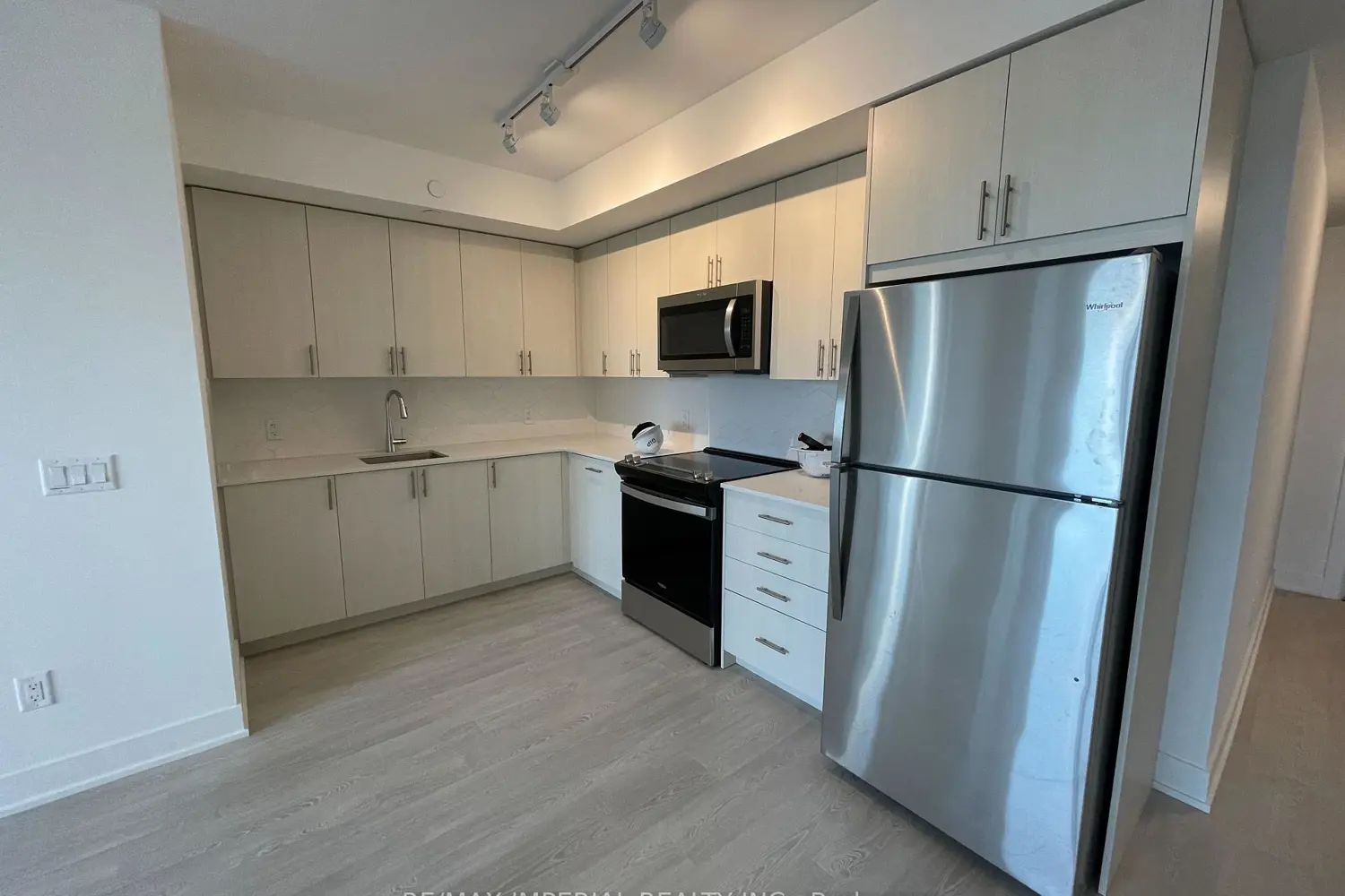 2545 Simcoe Street 808 photo 5