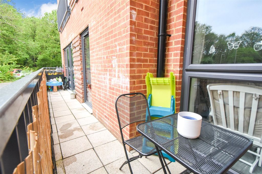 Additional image 7 of 2 bed flat for saleStation Road, Hook, Hampshire RG27