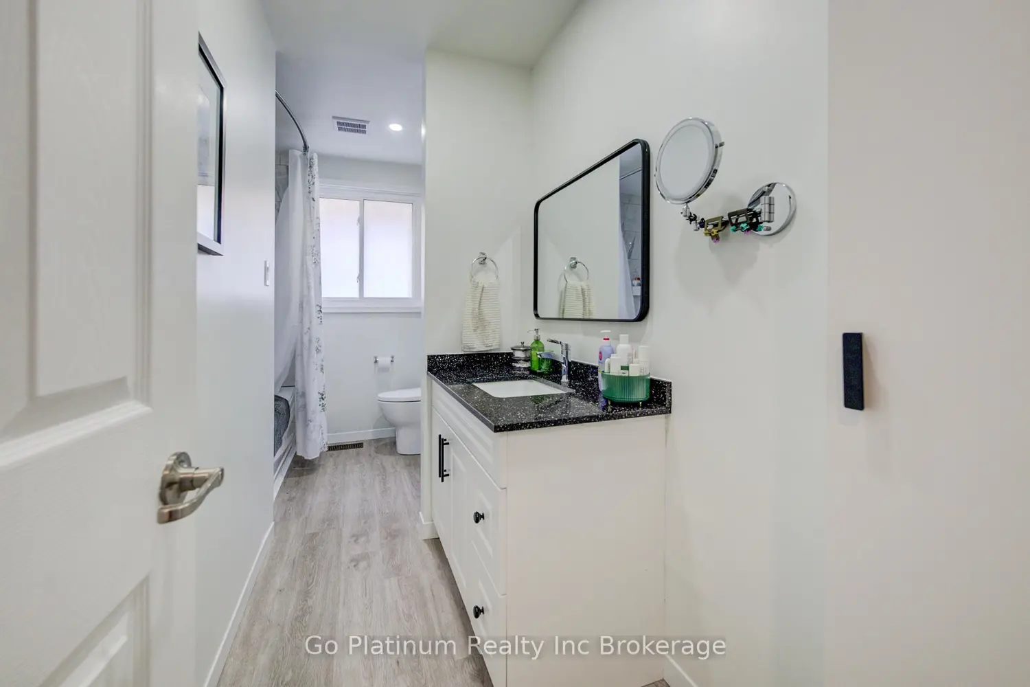676 Peel Street photo 3