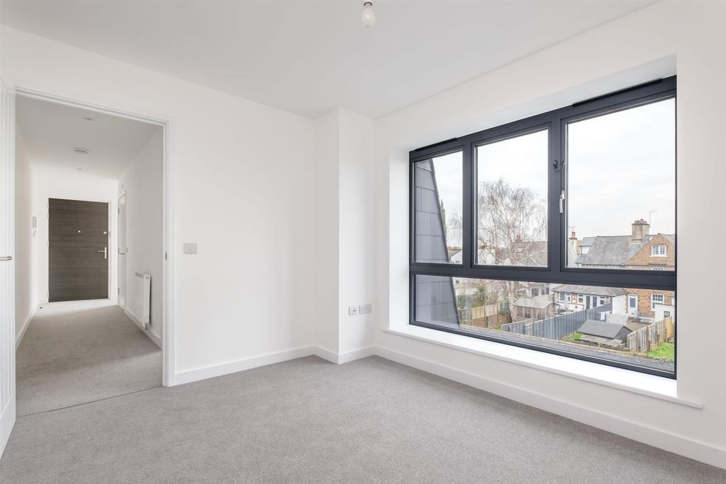 2 bed flat for saleBailey House, Barttelot Road, Horsham RH12