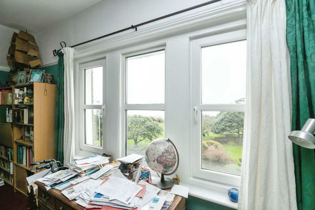 3 bed flat for saleGrosvenor Crescent, St. Leonards-On-Sea TN38 photo 5