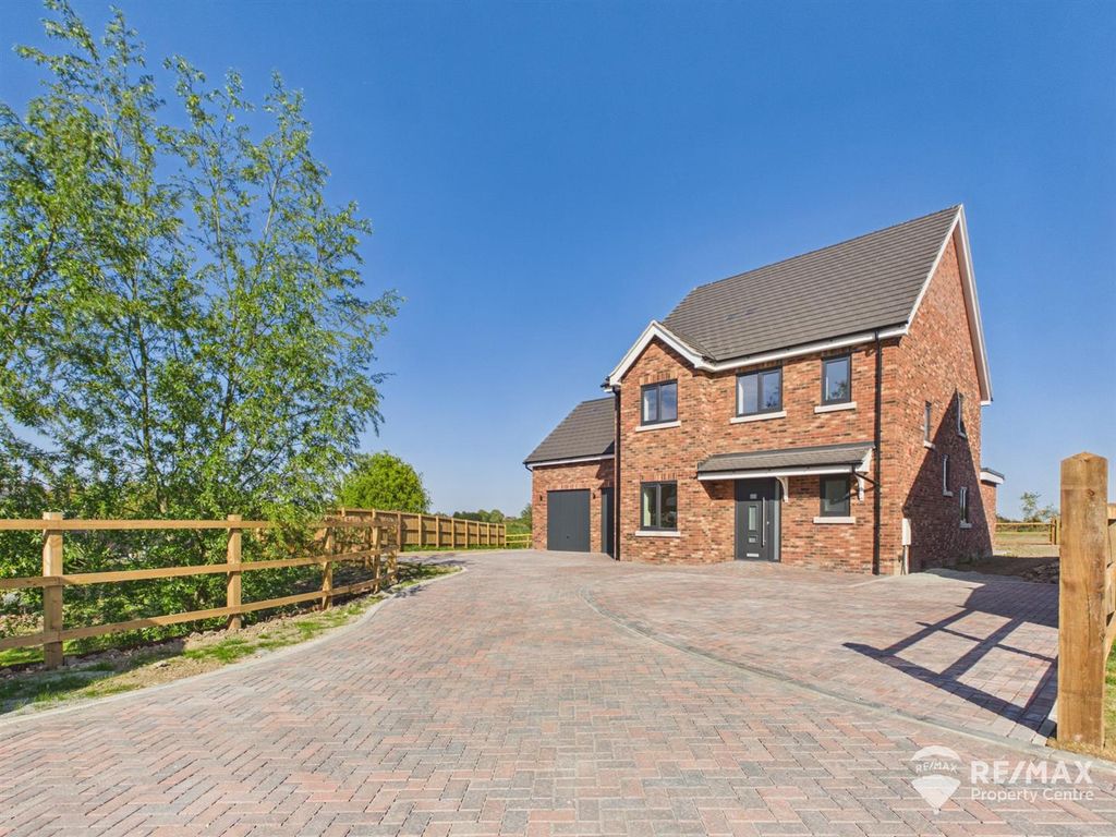 5 bed detached house for saleOakley Gardens, Little Oakley, Harwich CO12