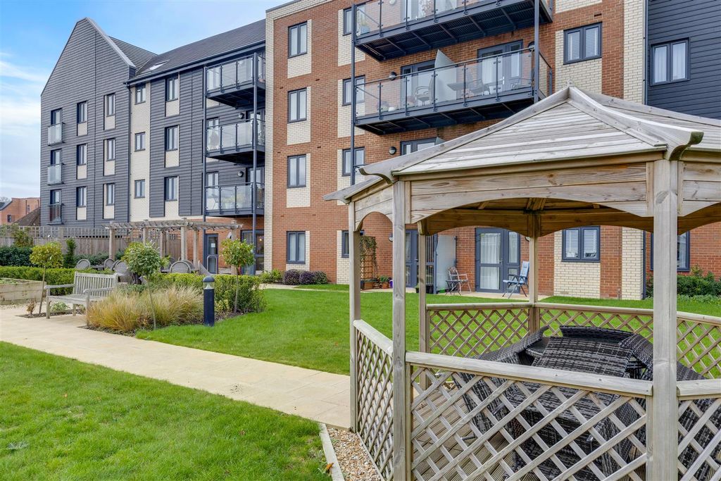 2 bed flat for saleStation Road, Hook RG27 photo 4