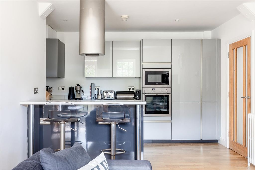 2 bed flat for saleStation Quarter Apartments, Boltro Road, Haywards Heath RH16 photo 4