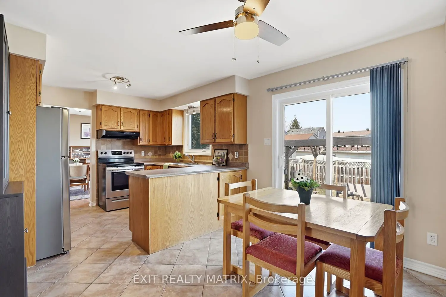 144 Centenaire Street photo 5