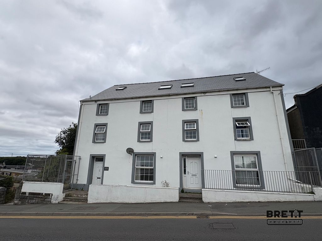 6 bed flat for saleVictoria Road, Milford Haven, Pembrokeshire. SA73