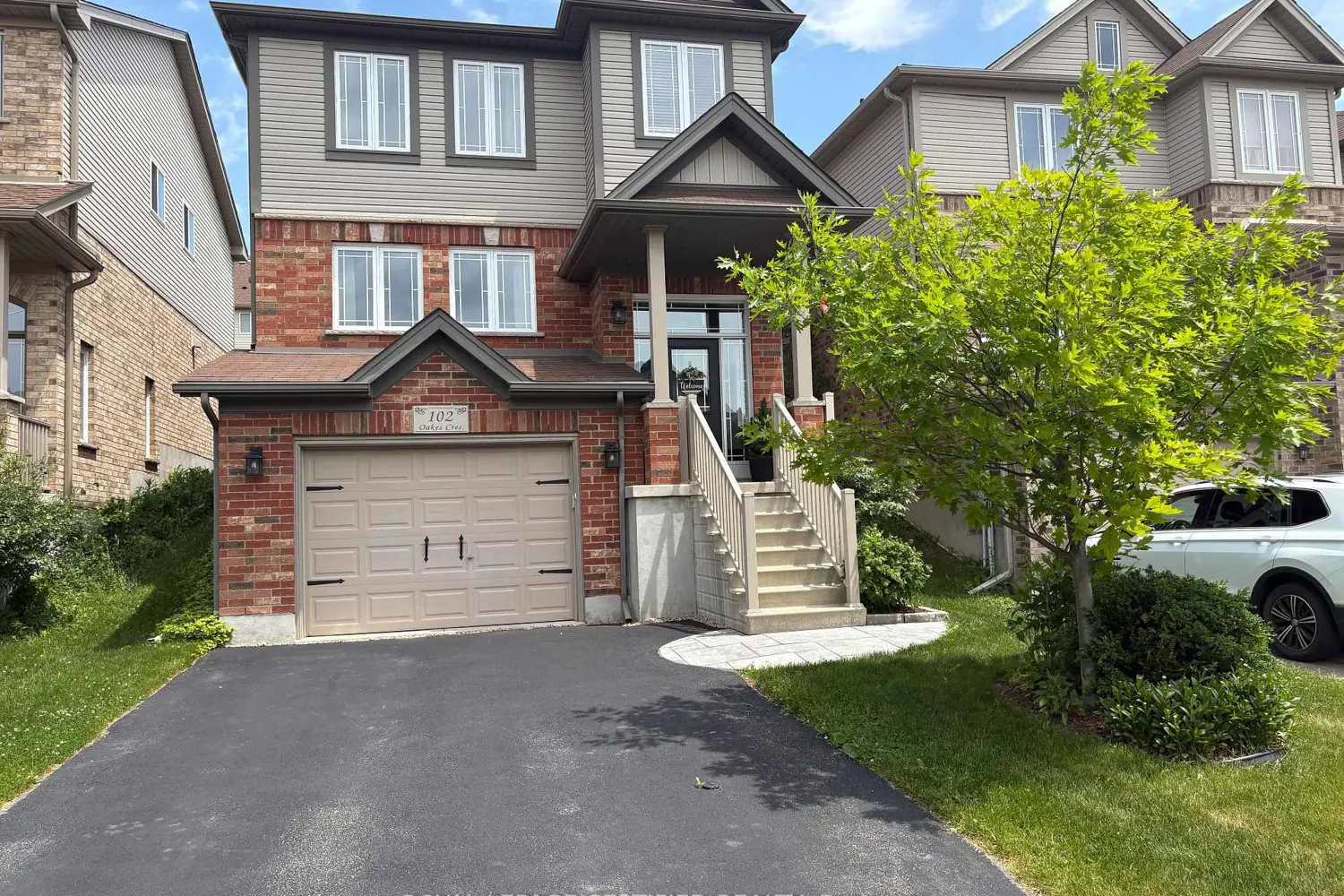 102 Oakes Crescent