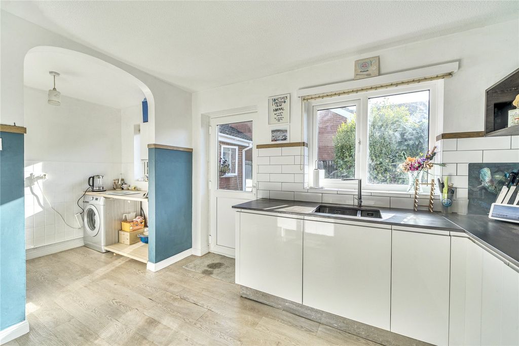 3 bed bungalow for salePinaster Close, Honiton, Devon EX14 photo 4