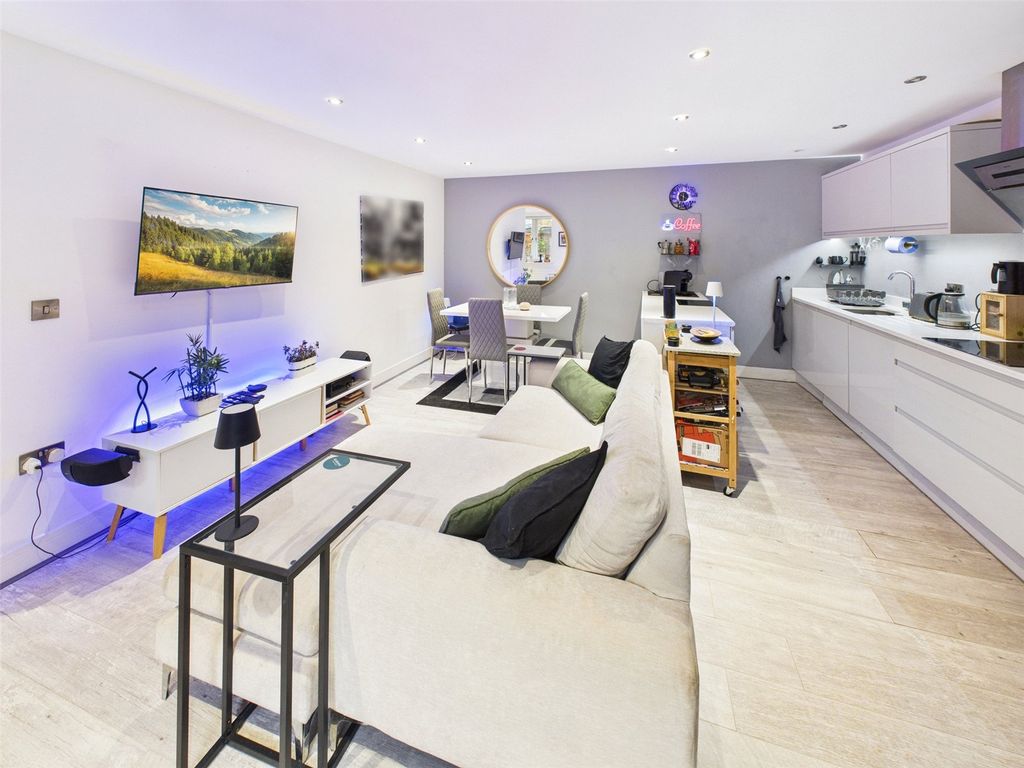 2 bed flat for saleStation Road, Hampton TW12 photo 5