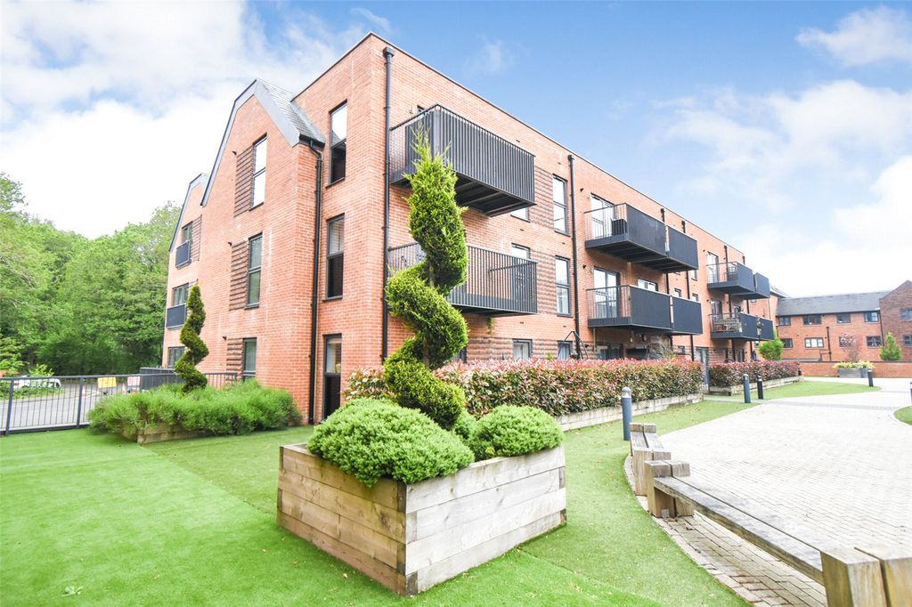 Additional image 6 of 2 bed flat for saleStation Road, Hook, Hampshire RG27