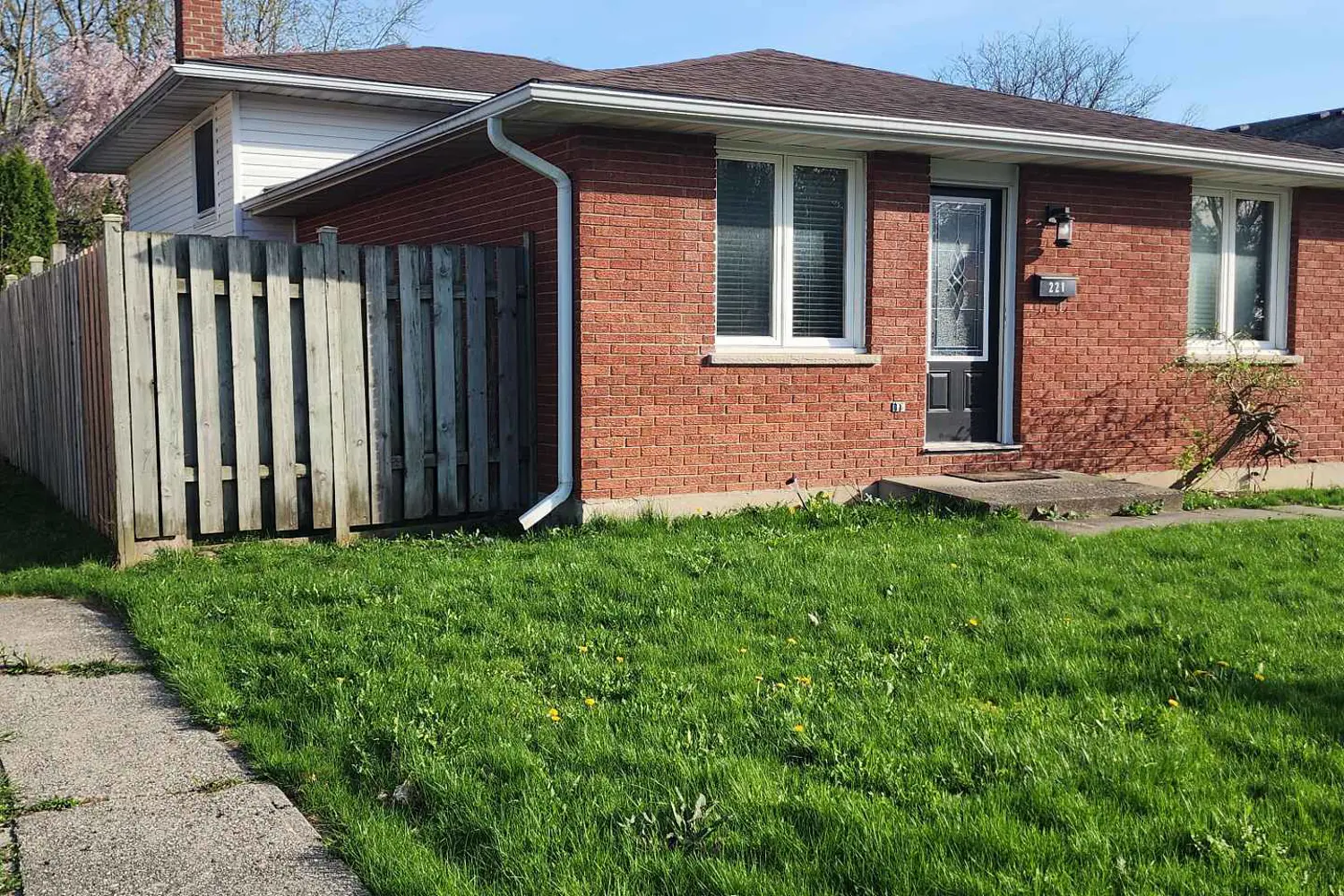 221 Admiral Drive photo 3