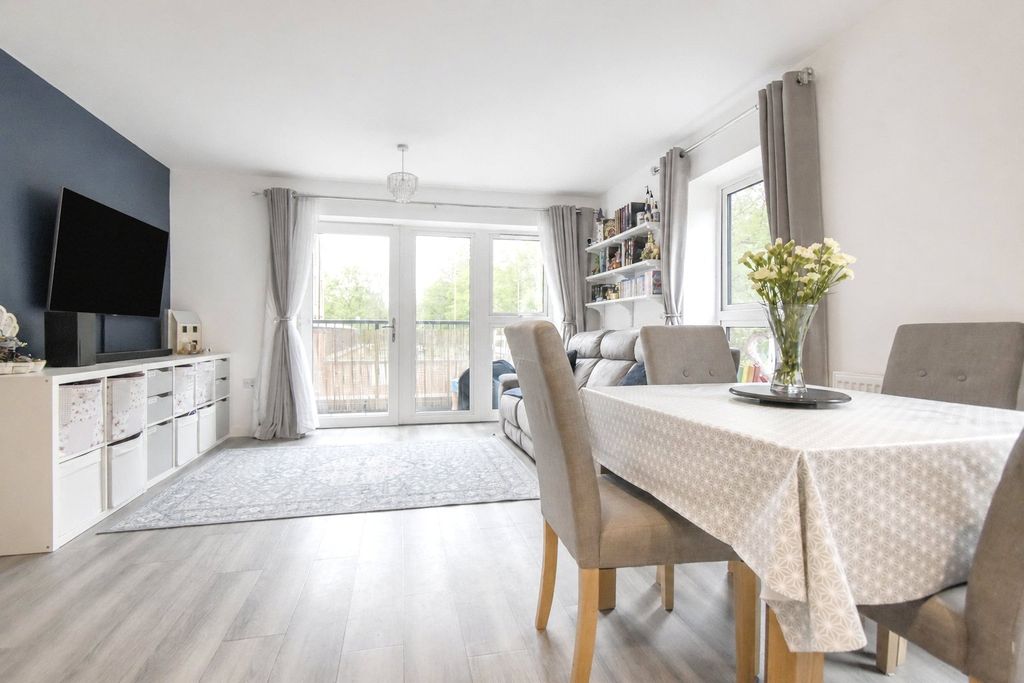 Additional image 8 of 2 bed flat for saleStation Road, Hook, Hampshire RG27