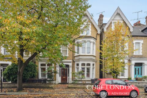 Walpole Gardens, London W4, Studio to rent