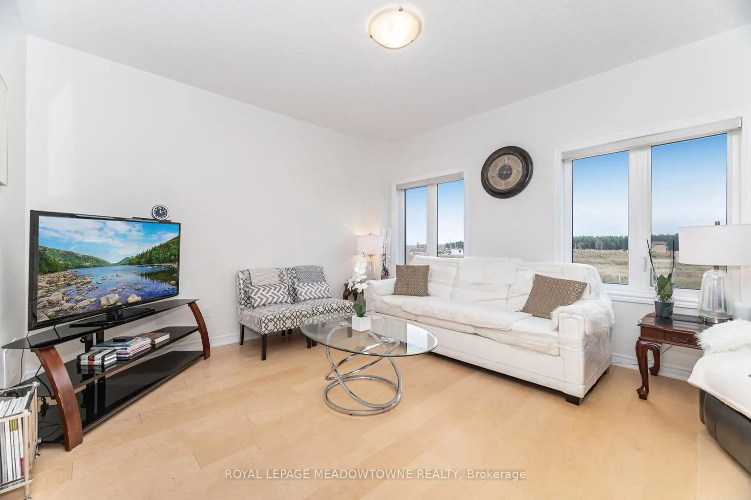 301 Ridley Crescent photo 2